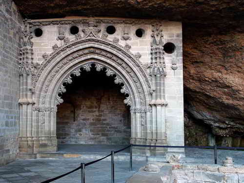 ACCESO A LA CAPILLA DE SAN VICTORIAN, PANTEN DE LOS ABADES DEL MONASTERIO.